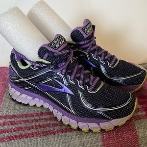 Women’s walking shoes, size 7 1/2
